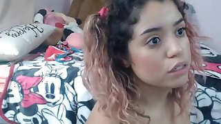 Nenna cachonda mostrando vagina y culo